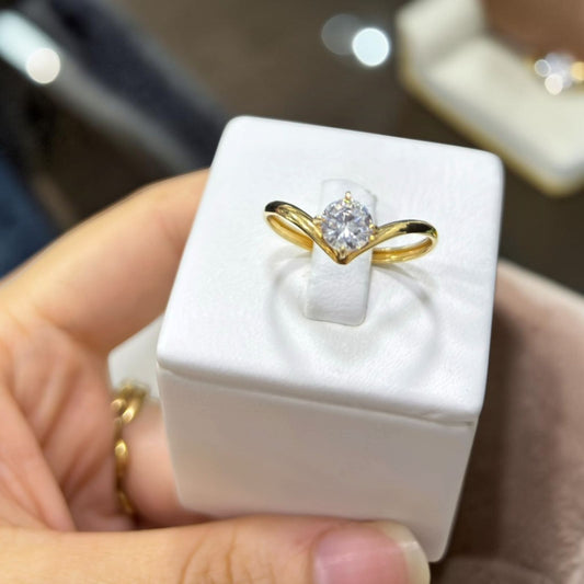 ANILLO EN PUNTA PIEDRA BLANCA