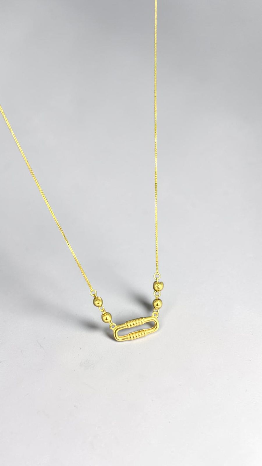 cadena con dije minimalista
